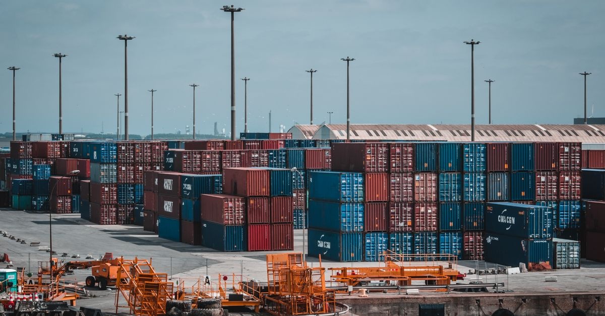 Od dostaw po magazyn: jak usprawnić logistykę surowców i przyspieszyć produkcję w firmie