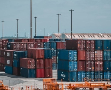 Od dostaw po magazyn: jak usprawnić logistykę surowców i przyspieszyć produkcję w firmie