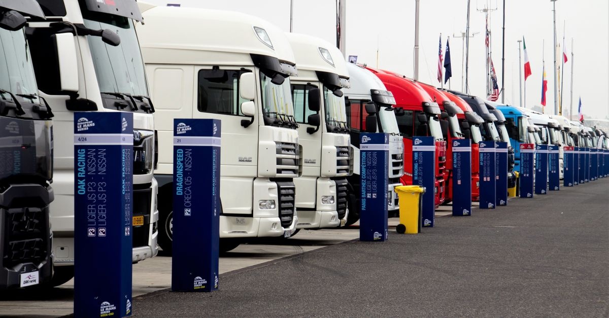 Wolne pojazdy transportowe: jak znaleźć dostępny transport szybciej i taniej?