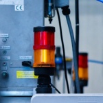 Jak mierzyć sukces na hali produkcyjnej? Kluczowe metryki, które realnie poprawiają wydajność