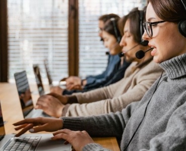 CRM, który porządkuje sprzedaż: jak wybrać system dla Twojej firmy i szybko zobaczyć efekty