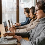 CRM, który porządkuje sprzedaż: jak wybrać system dla Twojej firmy i szybko zobaczyć efekty